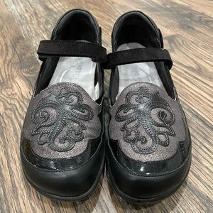 NAOT Motu Black Grey sz 39 Like new!